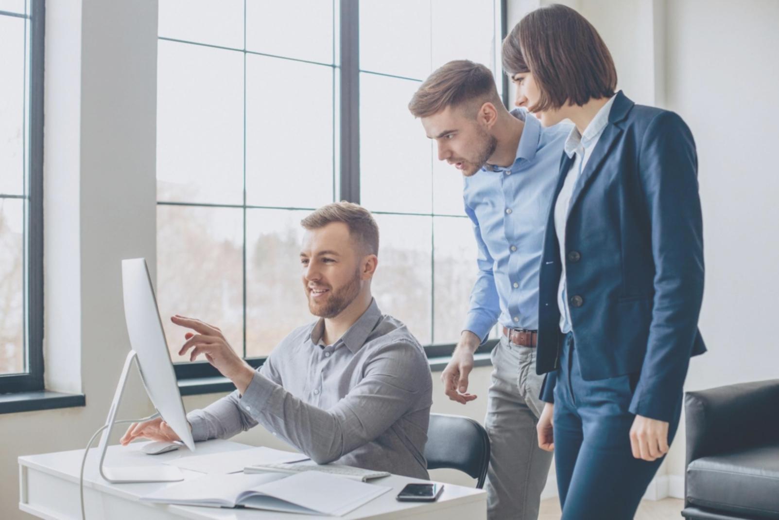 Professionnel travaillant sur un ordinateur portable avec des graphiques financiers